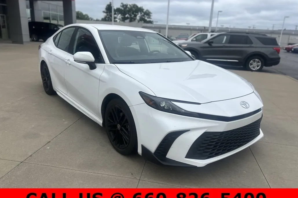 2025 Toyota Camry SE photo 1
