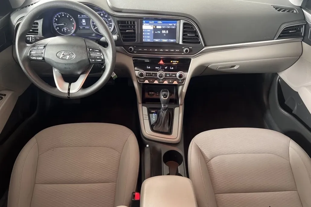 2020 Hyundai Elantra SEL photo 1