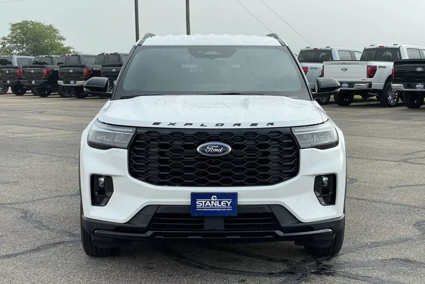 2025 Ford Explorer ST-Line photo 1