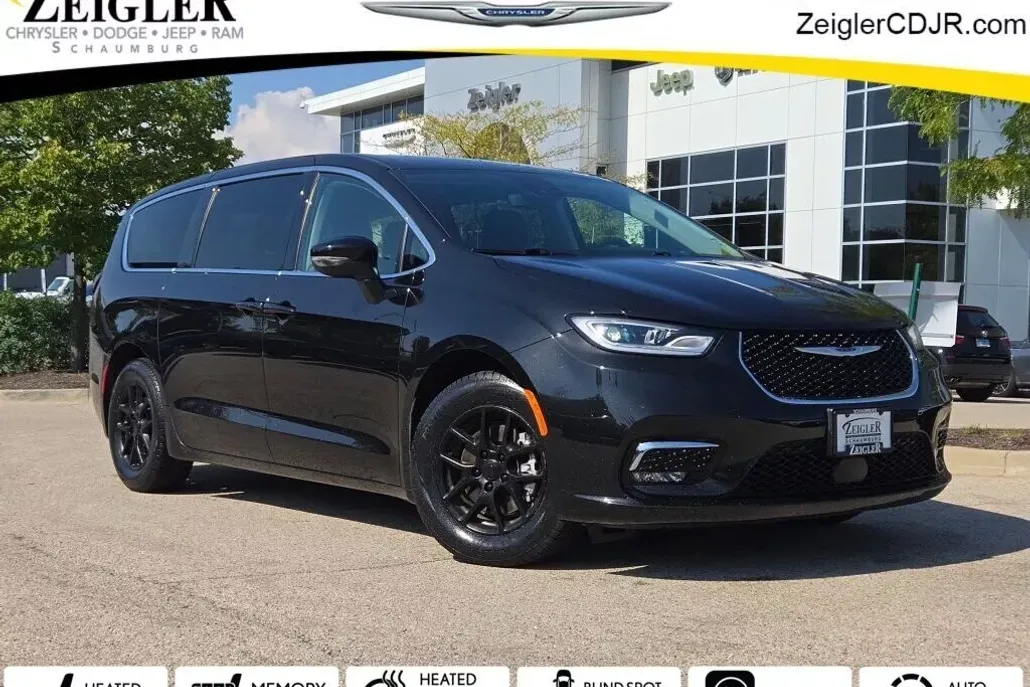 2023 Chrysler Pacifica Touring L photo 1