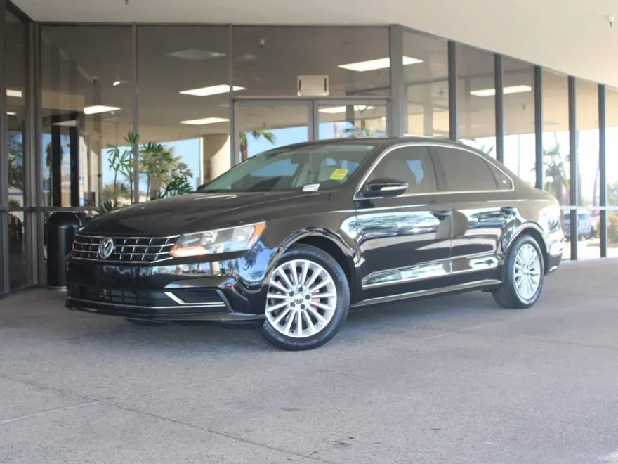 2016 Volkswagen Passat SE photo 1