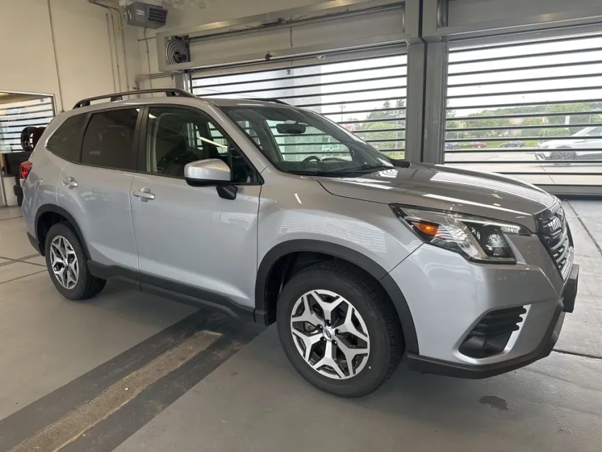 2024 Subaru Forester Premium Base photo 1