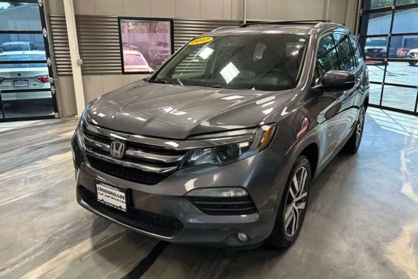 2017 Honda Pilot Touring photo 1