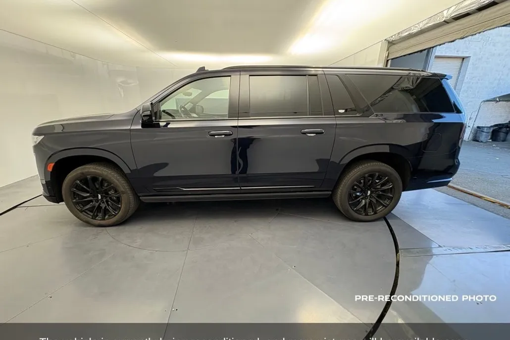 2023 Cadillac Escalade ESV Sport Platinum photo 1