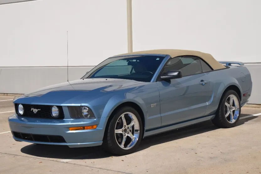 2005 Ford Mustang GT Deluxe photo 1