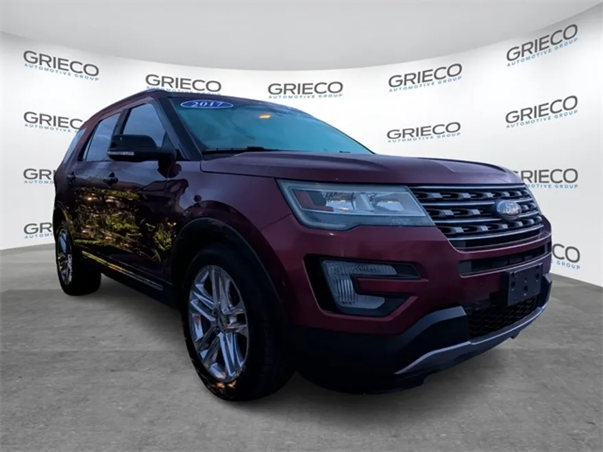 2017 Ford Explorer XLT photo 1