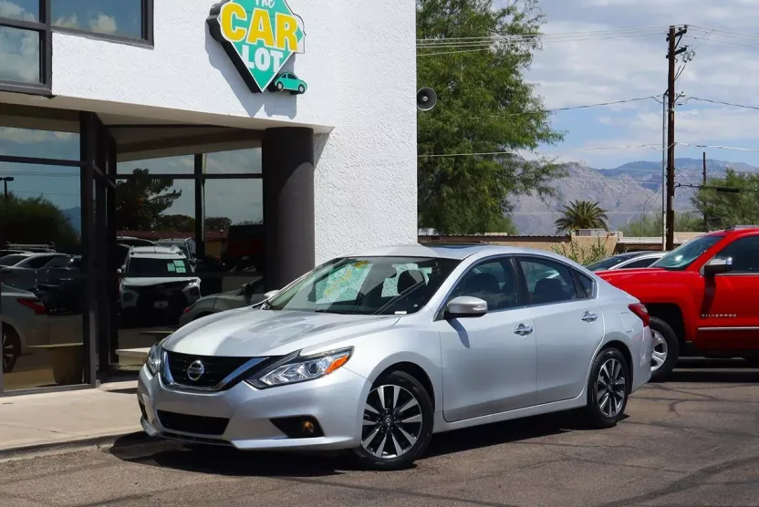 2017 Nissan Altima 2.5 SV photo 1