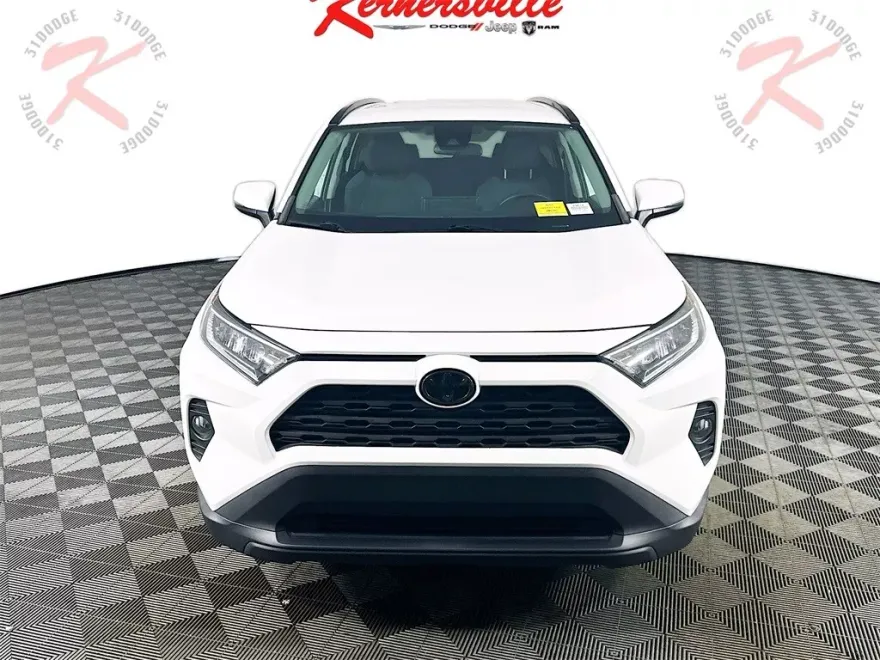 2021 Toyota RAV4 XLE photo 1