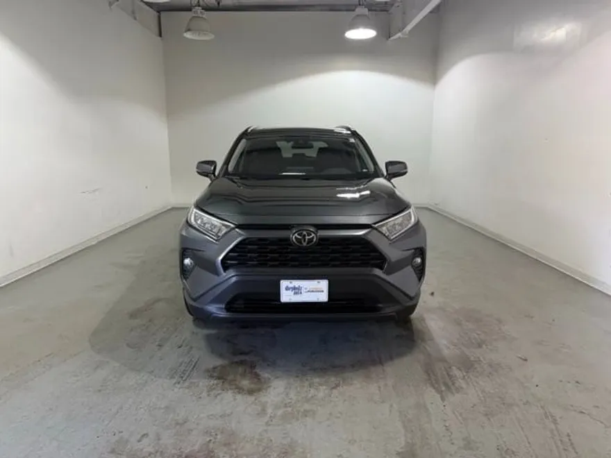 2020 Toyota RAV4 XLE photo 1
