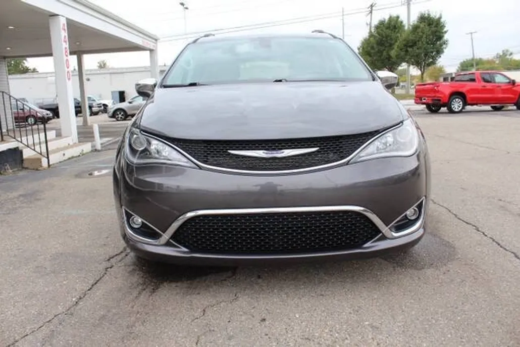 2019 Chrysler Pacifica Limited photo 1