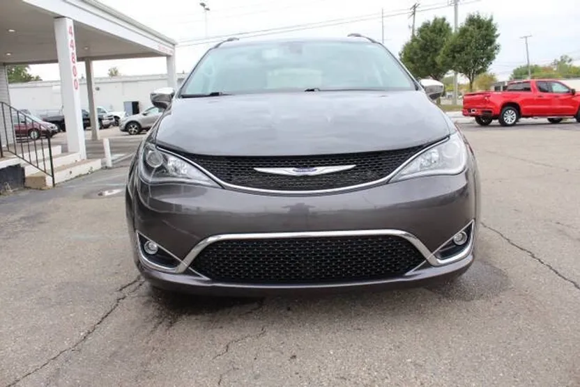 2019 Chrysler Pacifica Limited photo 1