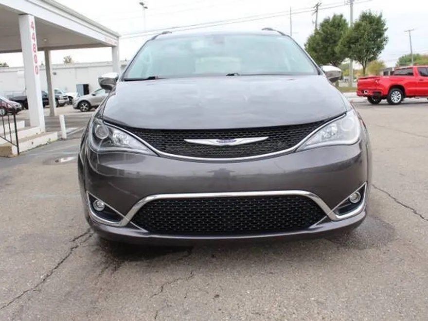 2019 Chrysler Pacifica Limited photo 1