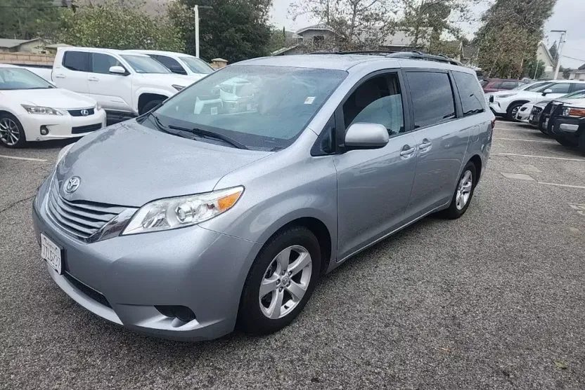 2016 Toyota Sienna LE photo 1