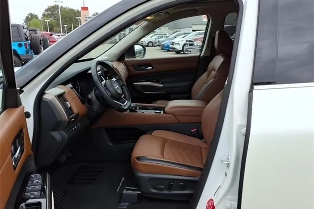 2024 Nissan Pathfinder Platinum photo 1
