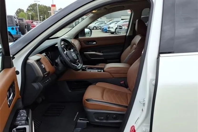 2024 Nissan Pathfinder Platinum photo 1
