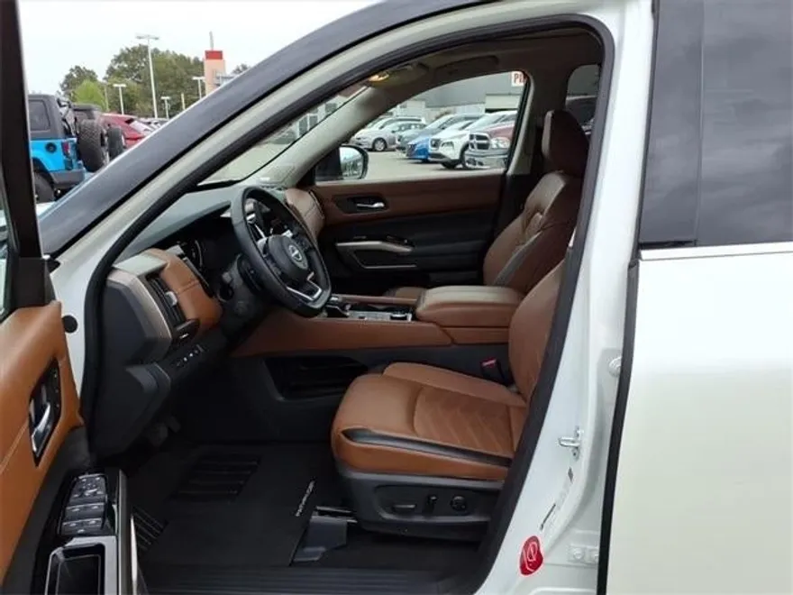 2024 Nissan Pathfinder Platinum photo 1