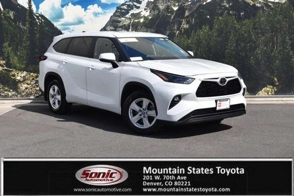2024 Toyota Highlander LE photo 1