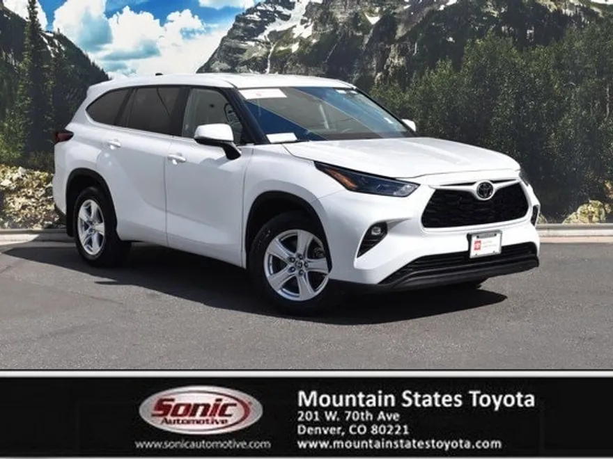 2024 Toyota Highlander LE photo 1