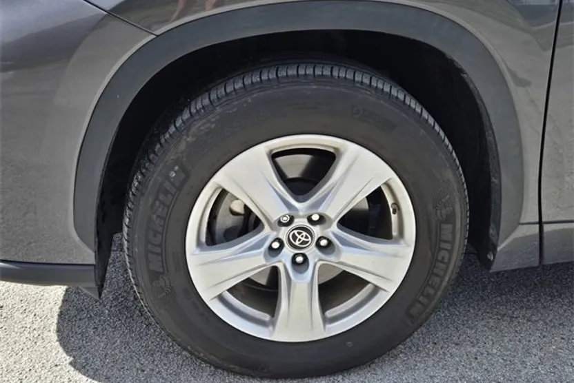 2023 Toyota Highlander L photo 1