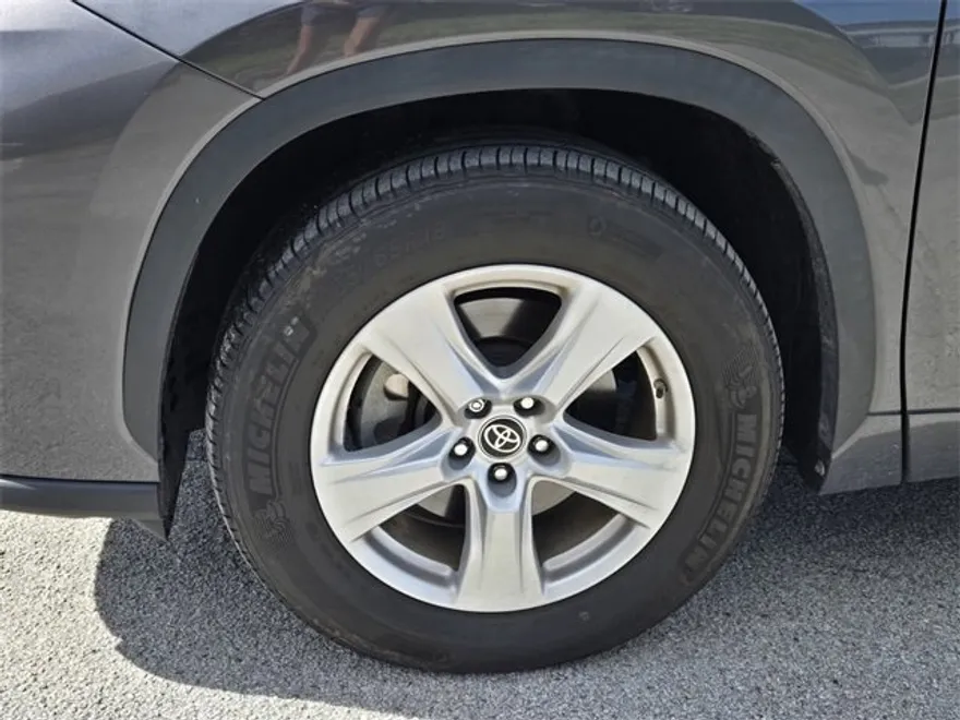 2023 Toyota Highlander L photo 1