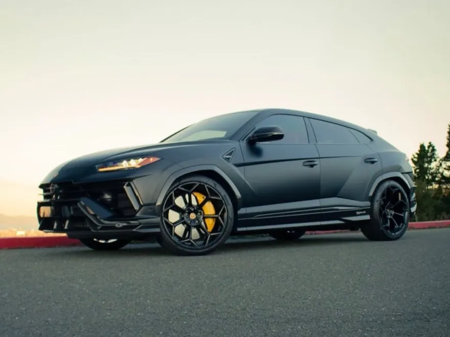 2023 Lamborghini Urus Performante photo 1