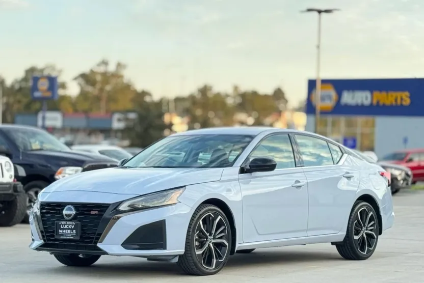 2023 Nissan Altima 2.5 SR photo 1