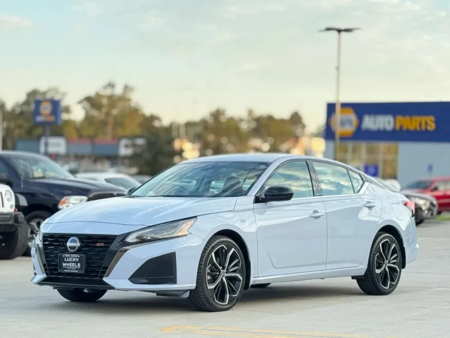 2023 Nissan Altima 2.5 SR photo 1