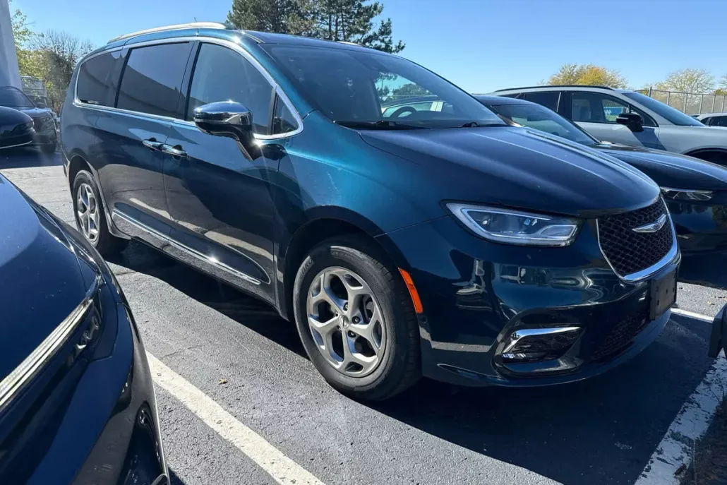2023 Chrysler Pacifica Limited photo 1