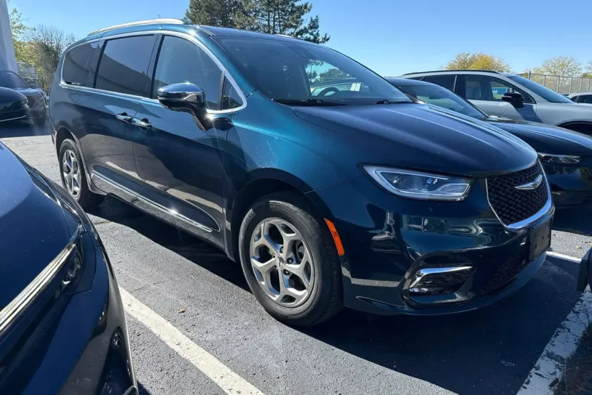 2023 Chrysler Pacifica Limited photo 1