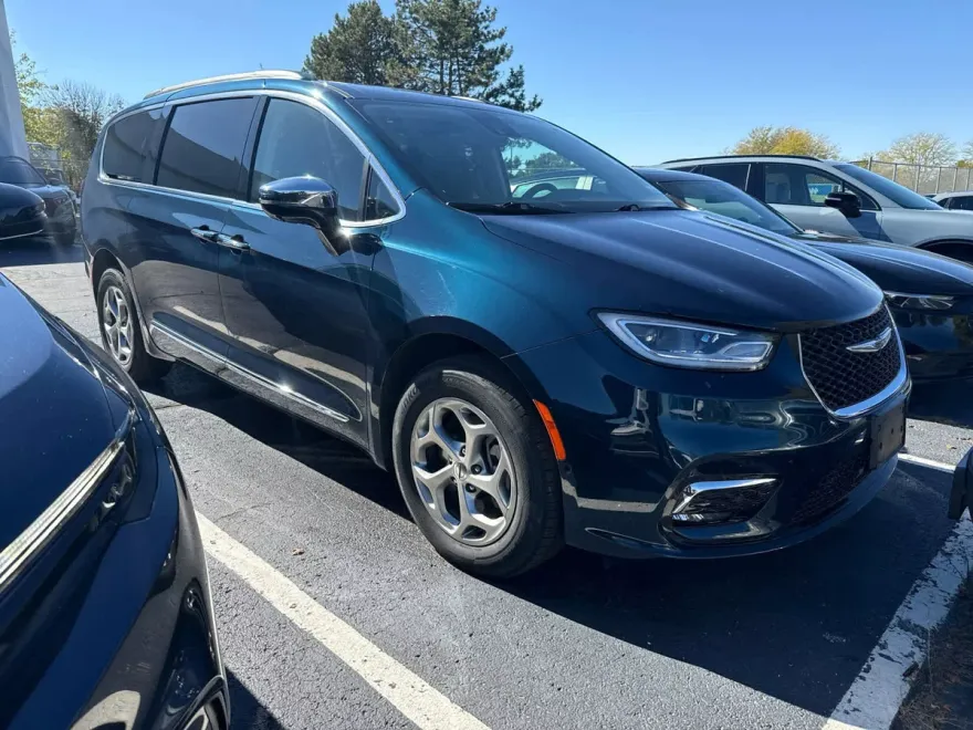 2023 Chrysler Pacifica Limited photo 1