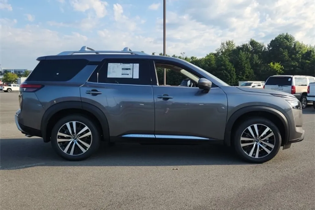 2025 Nissan Pathfinder Platinum photo 1