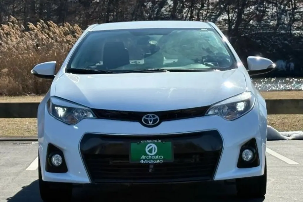 2015 Toyota Corolla Plus photo 1