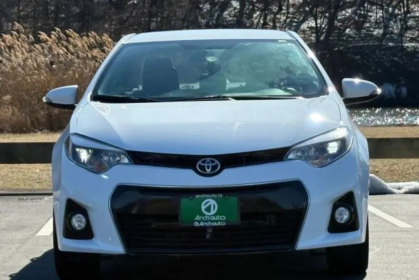2015 Toyota Corolla Plus photo 1