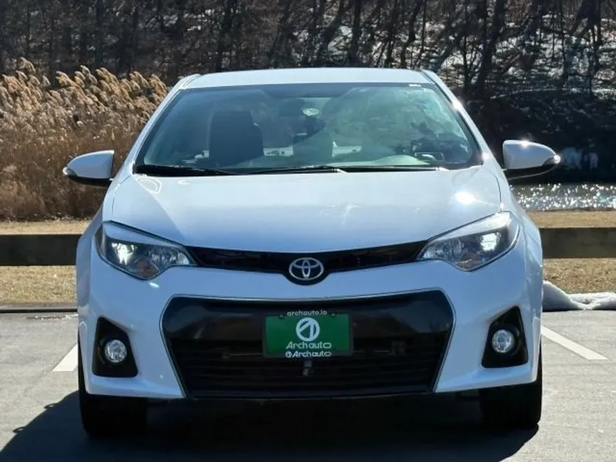 2015 Toyota Corolla Plus photo 1