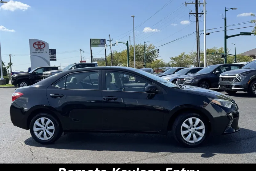 2016 Toyota Corolla LE photo 1