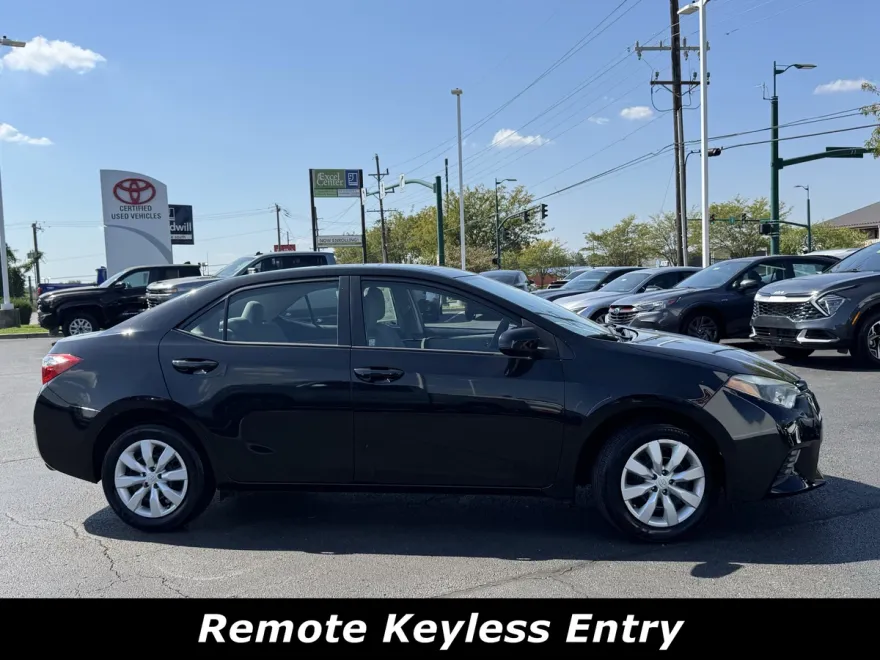 2016 Toyota Corolla LE photo 1