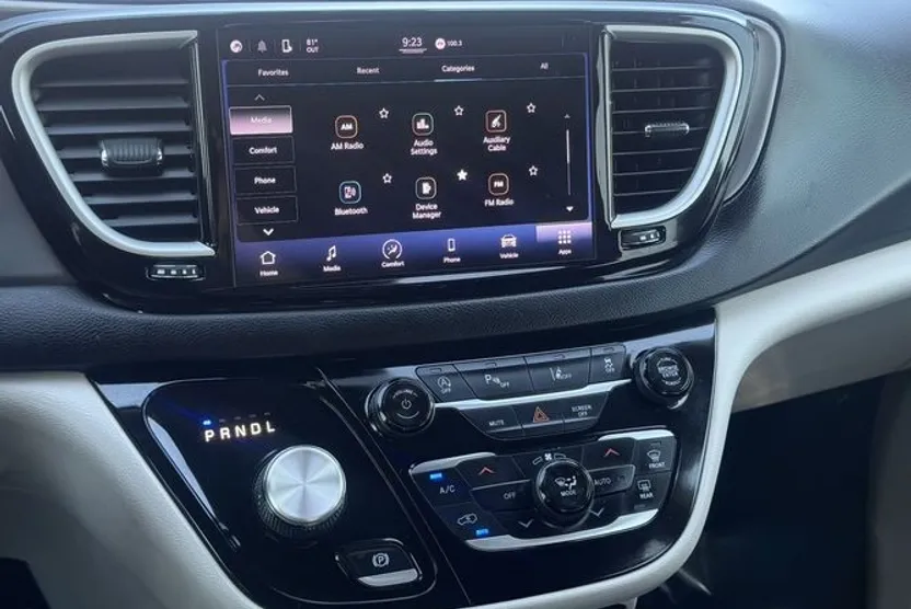 2023 Chrysler Pacifica Touring L photo 1