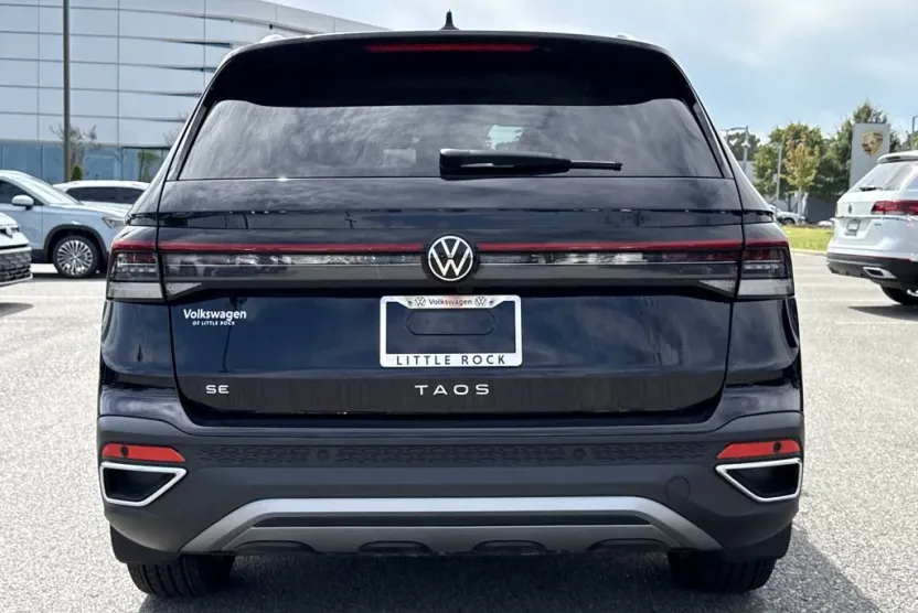 2025 Volkswagen Taos SE photo 1