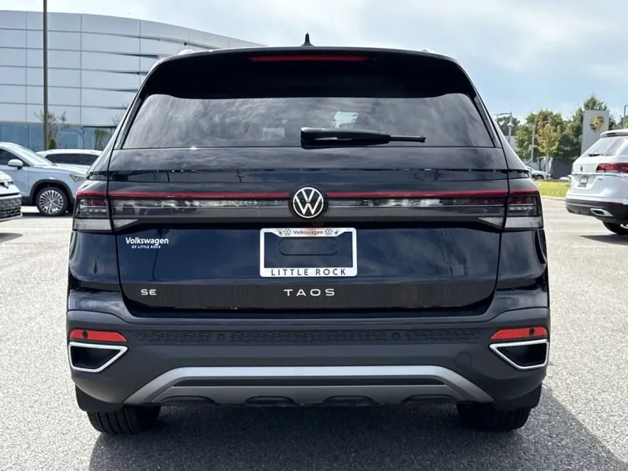 2025 Volkswagen Taos SE photo 1