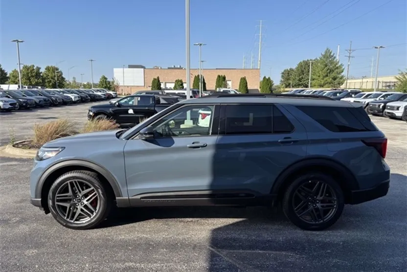 2025 Ford Explorer ST photo 1