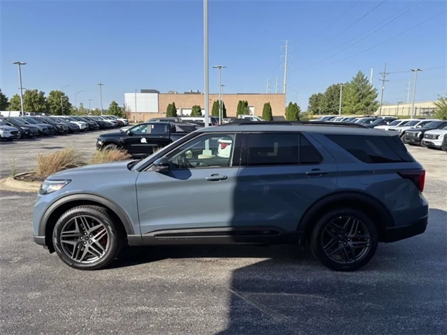2025 Ford Explorer ST photo 1