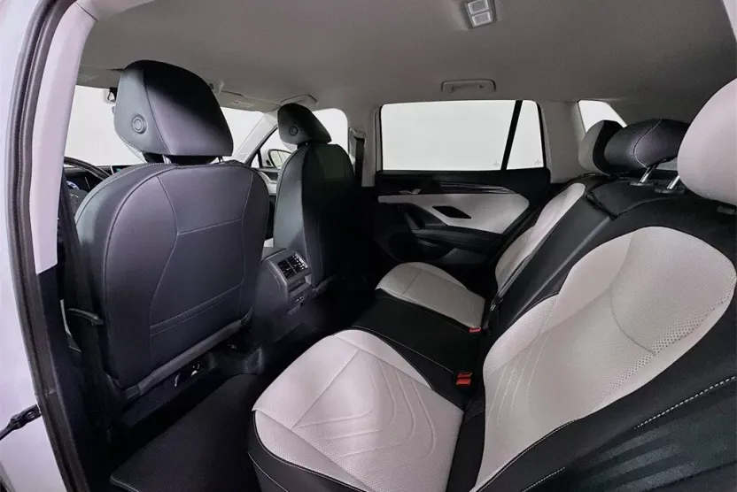 2025 Volkswagen Tiguan SE photo 1