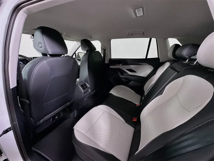2025 Volkswagen Tiguan SE photo 1