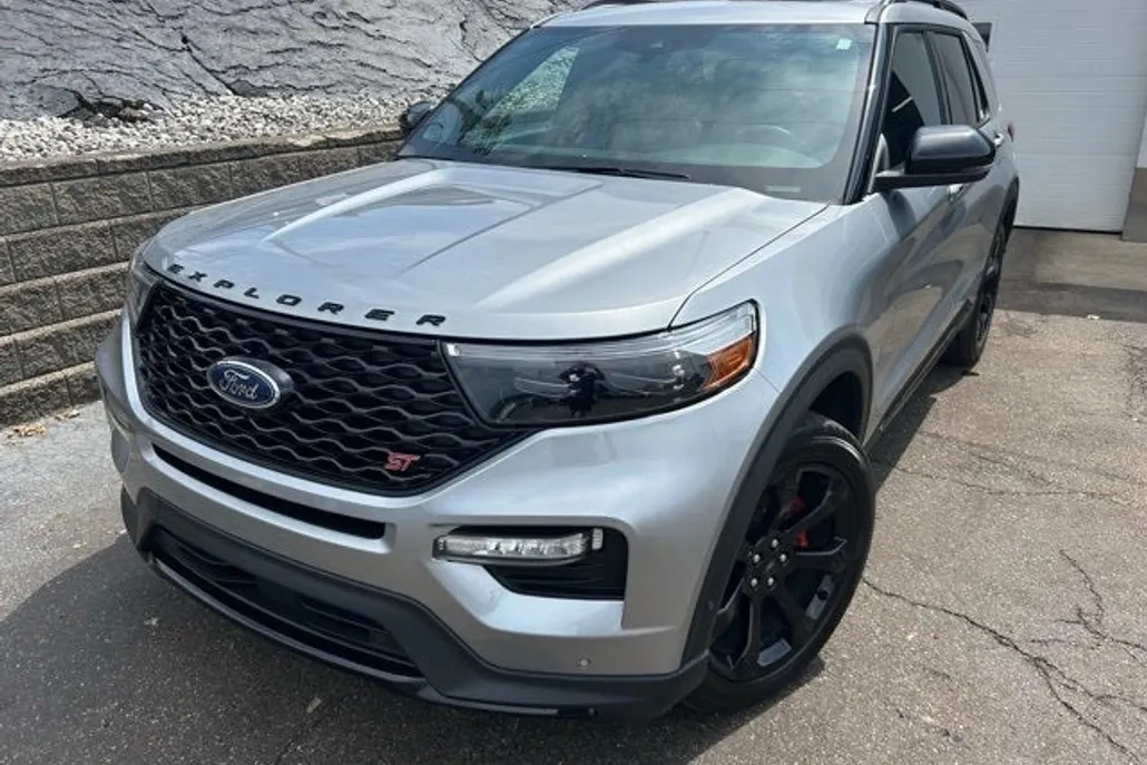 2022 Ford Explorer ST photo 1