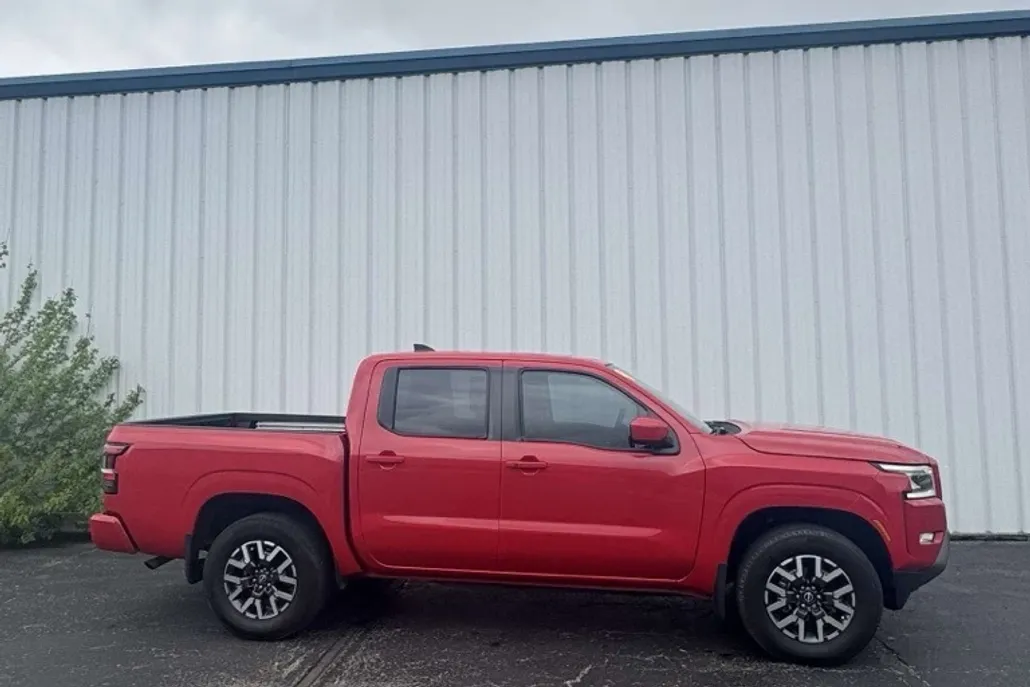 2024 Nissan Frontier SL photo 1