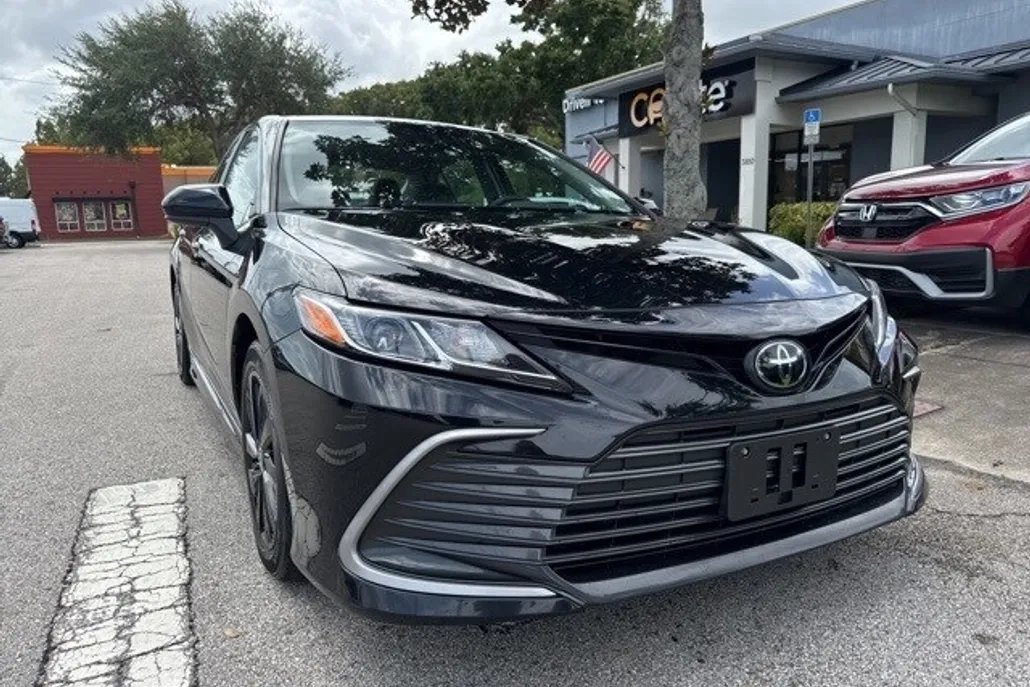 2023 Toyota Camry LE photo 1
