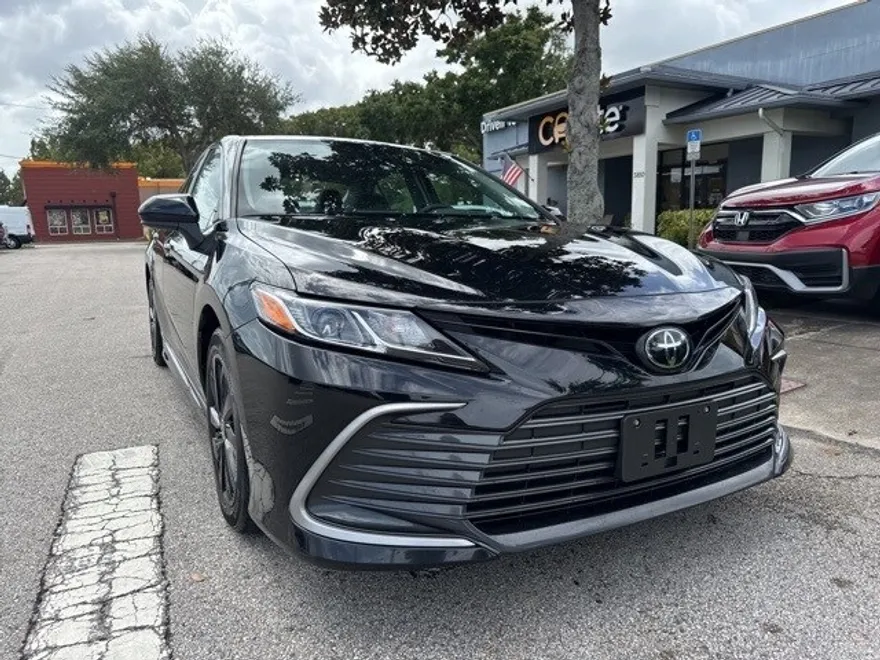 2023 Toyota Camry LE photo 1