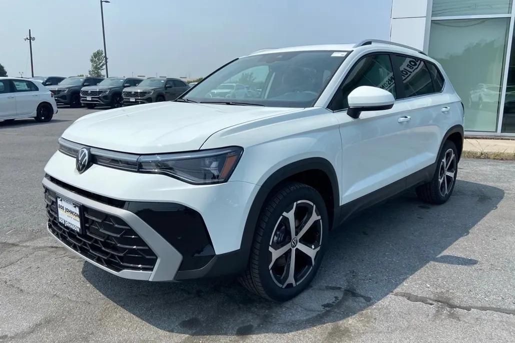 2025 Volkswagen Taos SEL photo 1
