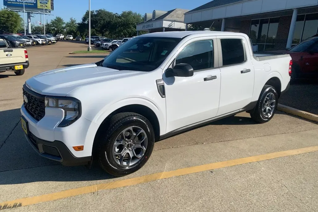 2025 Ford Maverick XLT photo 1