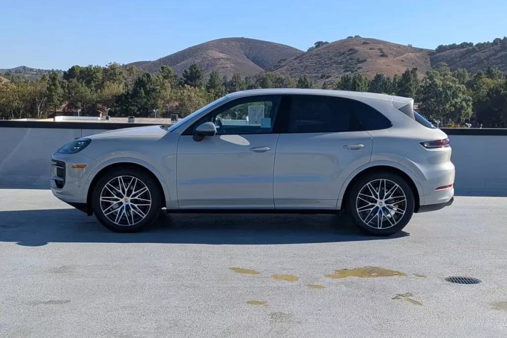 2025 Porsche Cayenne Base photo 1